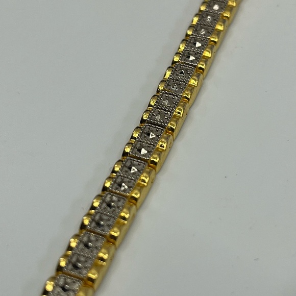 Vintage Gold Tone Bracelet with Intricate Detailing - Picture 5 of 16